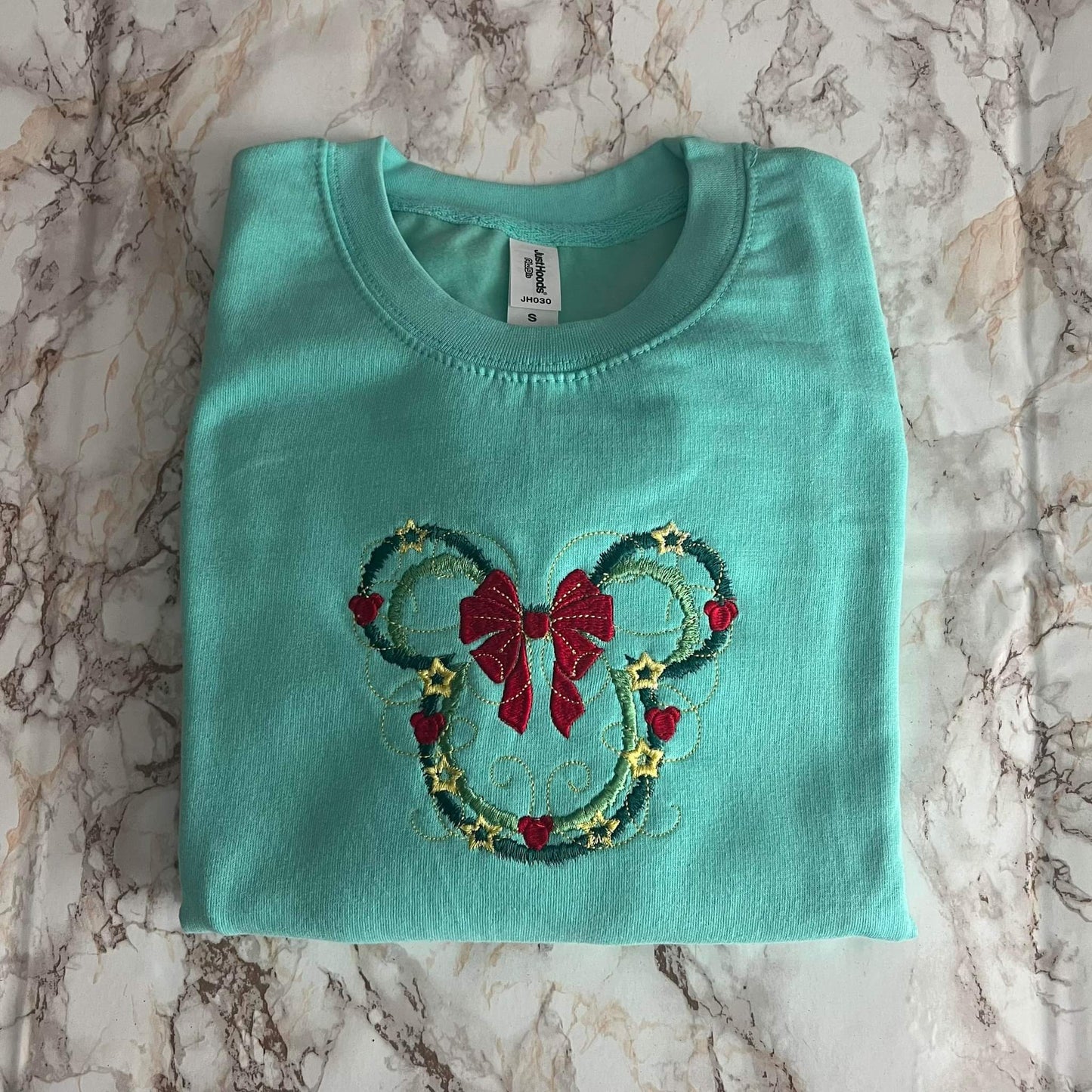 Christmas wreath embroidered sweatshirt